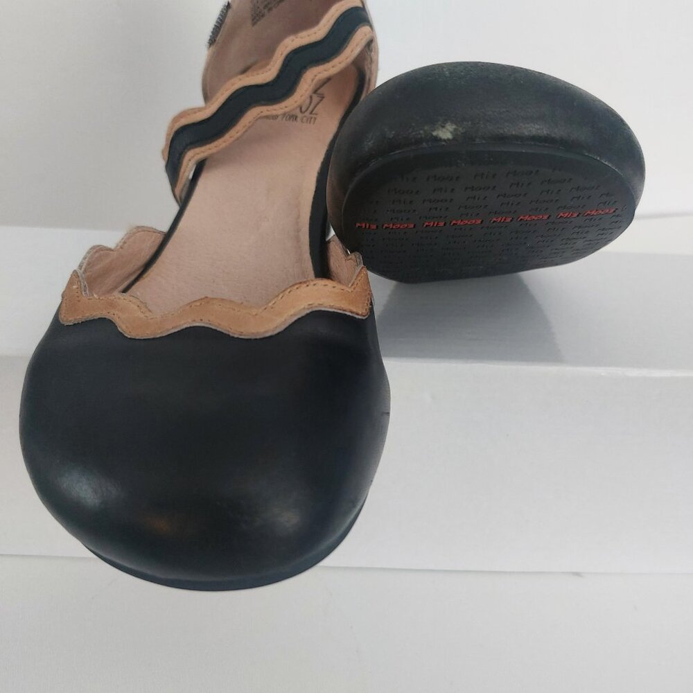 Miz Mooz Troian Pumps Leather Navy Beige Scalloped Edge Retro GUC - Picture 10 of 13